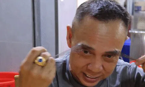 Người đàn ông có cặp lông mày dài 23cm, khách đùa 'như bước ra từ phim võ hiệp'