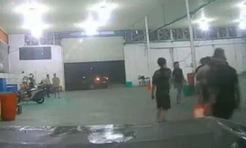 CLIP: Kinh hoàng cảnh rượt đuổi, hành hung dã man thương lái mua sầu riêng