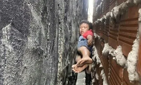 20 phút giải cứu cháu bé bị mắc kẹt giữa hai bức tường nhà ở TPHCM