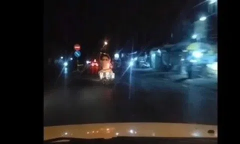 CLIP: CSGT Tây Ninh hú còi mở đường, cứu người phụ nữ nghi bị tai biến