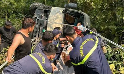Xe khách chở 26 người lao xuống vực, nhiều người bị thương