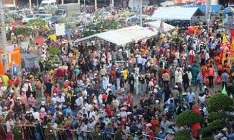 Biển Long Hải ken kín người dự lễ hội Dinh Cô