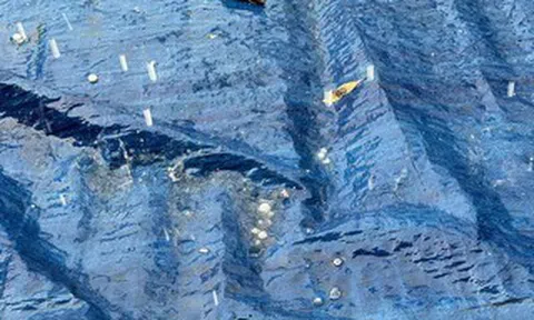 VIDEO: Mưa đá kèm dông lốc xuất hiện khiến người dân bất ngờ