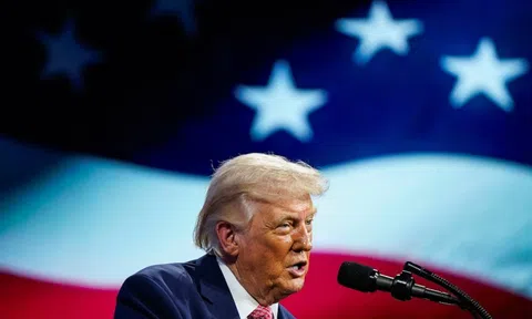 Giao dịch 'bí ẩn' trước mỗi dòng trạng thái của ông Trump