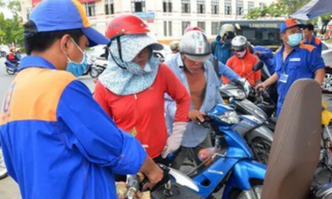 Giá xăng tiếp tục giảm rất mạnh, xăng RON95-III giảm tới 5.625 đồng/lít