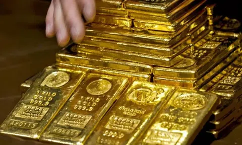 Giá vàng hôm nay (2/4): Giá vàng SJC và nhẫn tiếp đà lao dốc, ngược chiều với giá thế giới