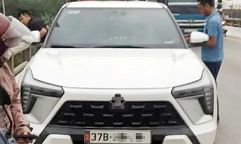 VIDEO: Người đàn ông lao xuống sông tìm kiếm cô gái trẻ nghi để lại ô tô nhảy cầu tự tử