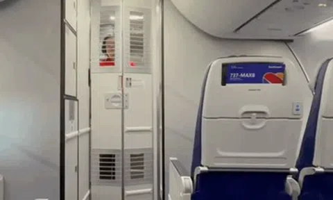 Vì sao máy bay Boeing có cánh cửa song sắt, khách gọi là 'nhà tù trên không'?