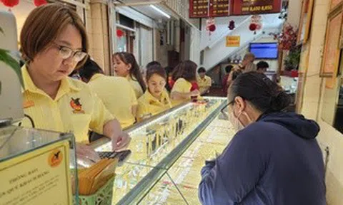 Tối 2-4, giá vàng đang giảm nhanh