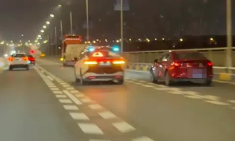 Taxi không người lái bị lỗi, hành khách mắc kẹt suốt 2 giờ ở cao tốc