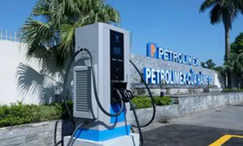Nhà bán lẻ xăng dầu lớn nhất Việt Nam lo ngại tác động của xe điện