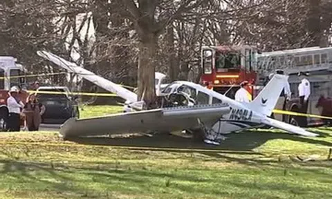 Máy bay đâm vào cây trong công viên, 2 người sống sót thần kỳ