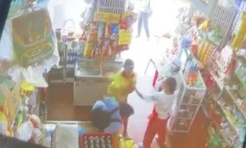 Nam sinh bị người đàn ông đánh tới tấp tại quầy tạp hóa