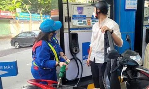 Giá xăng dầu giảm mạnh, dầu diesel giảm gần 2.000 đồng/lít
