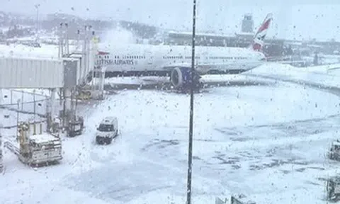 Máy bay hạ cánh khẩn cấp, khách bị kẹt 2 ngày ở nơi âm 10 độ C
