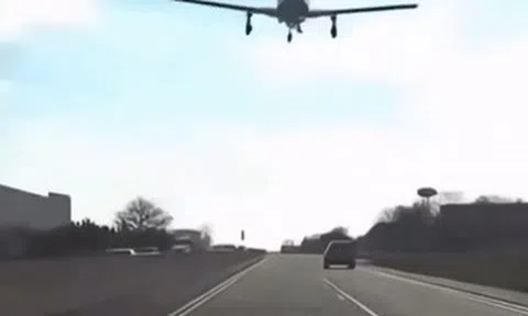 Máy bay hạ cánh khẩn cấp trên phố đông đúc, luồn lách giữa các làn xe