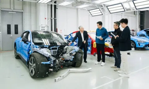 Xiaomi livestream cảnh CEO 'mổ xẻ' sedan điện SU7 thế hệ mới