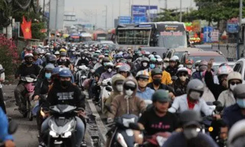 Siết khí thải xe máy: Bài toán không chỉ là khói bụi