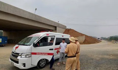 Bố giao xe cứu thương cho con trai chưa có giấy phép lái xe điều khiển