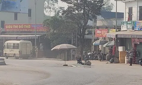 Xe máy điện va chạm xe ô tô phục vụ tang lễ, 1 người tử vong