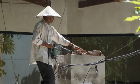 Giá vật liệu tăng nóng: Người dân hoãn xây, nhà thầu 'gồng lỗ'