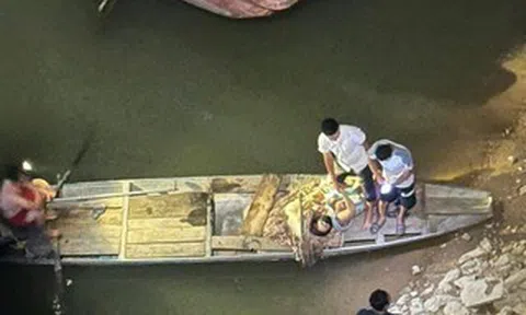 Người đàn ông lao xuống sông cứu sống người mẹ ôm con nhỏ nhảy cầu tự tử