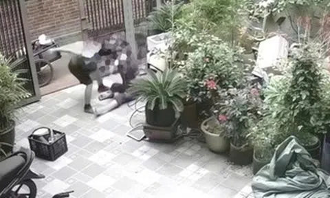 Xôn xao clip chồng đánh vợ, túm tóc kéo lê từ sân vào nhà