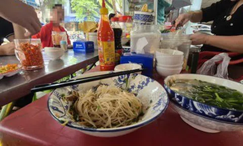 Ăn uống vỉa hè: Đừng để ngon, tiện lợi đổi lấy bệnh tật!