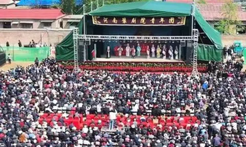 Doanh nhân chi hơn 1,9 tỷ đồng mừng thọ cha, mời cả làng xem kịch miễn phí