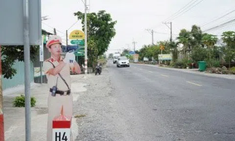 Tây Ninh: Hình nộm cảnh sát giao thông bắn tốc độ khiến tài xế giật mình