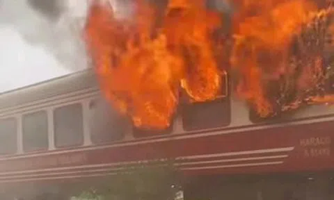 Tàu hỏa chở khách tuyến Hà Nội - Hải Phòng đang chạy bất ngờ bốc cháy dữ dội