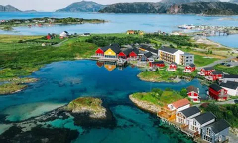 Ngôi làng kỳ lạ ở Na Uy: Mặt trời không lặn 69 ngày, dân sống 'không giờ giấc'