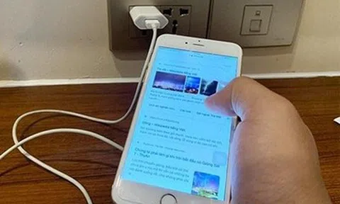 Vì sao nhiều người tê tay khi dùng điện thoại đang sạc?