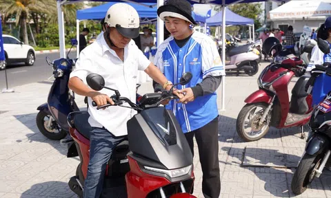 Người dân Đắk Lắk mang xe xăng đến 'chốt tại chỗ' xe máy điện VinFast