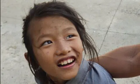 Tìm người thân của bé gái đi lạc, tâm lý hoảng loạn ở Cần Thơ