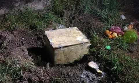 Bàng hoàng phát hiện thi thể bé trai sơ sinh trong thùng gỗ