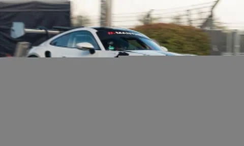 Porsche 911 GT3 RS Manthey lập kỷ lục tốc độ tại Nurburgring