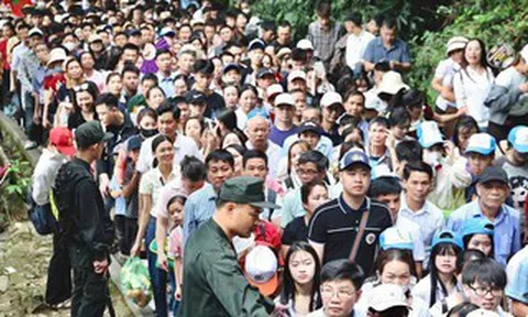 Biển người đổ về Đền Hùng trước ngày Giỗ tổ Hùng Vương