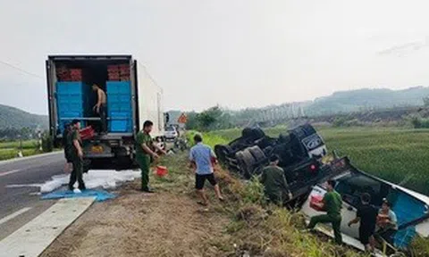 Xe chở hơn 3 tấn tôm lật giữa đêm, công an và người dân kịp thời “giải cứu”