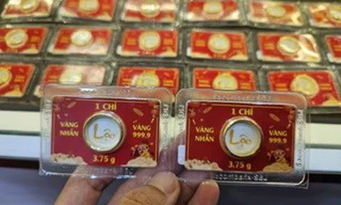 Giá vàng miếng SJC và vàng nhẫn tiếp tục lao dốc