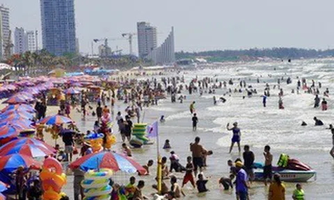 Biển Vũng Tàu tấp nập, đua nhau check-in công viên ven biển