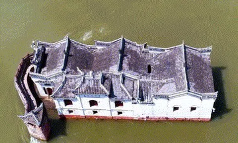 Bí ẩn ngôi chùa hơn 700 năm giữa sông Trường Giang, lặng lẽ ẩn hiện theo mùa nước