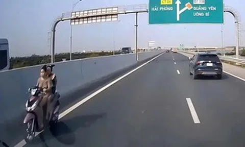 Hai cô gái không đội mũ bảo hiểm phóng xe máy ngược chiều trên làn cao tốc 100 km/giờ