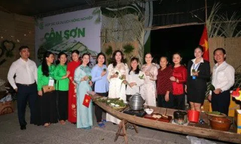 “Nóng hầm hập” tại Lễ hội Bánh dân gian Nam Bộ ngay trong ngày đầu khai mạc, 26-4