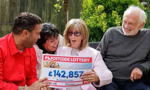 Cặp vợ chồng trúng căn nhà 60 năm trước, nay lại trúng độc đắc 5 tỷ đồng