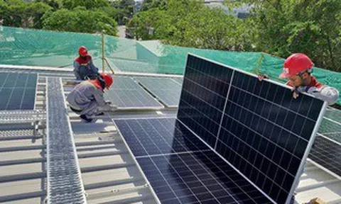 Thủ tướng: Đẩy mạnh điện mặt trời mái nhà tự dùng, tính phương án điện nổi ứng phó khẩn cấp