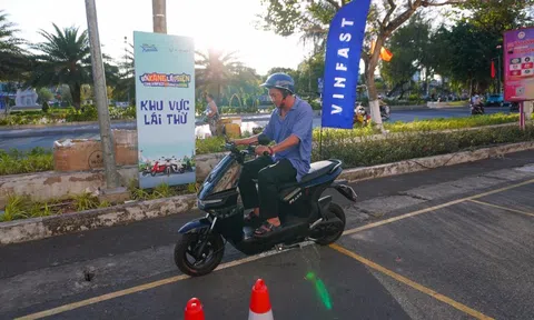 Ngày hội 'Đổi xăng lấy điện' hút khách miền Tây xuống tiền tại chỗ