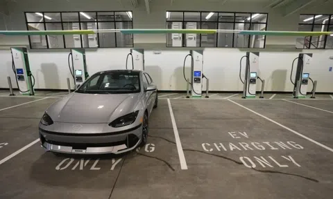 Thiên đường xe điện California đỏ lửa