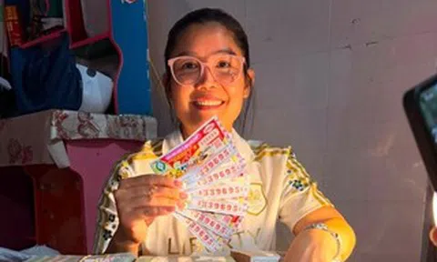 Bảy công nhân vỡ òa niềm vui khi trúng giải độc đắc xổ số miền Nam