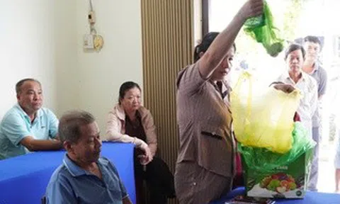 Cà Mau: Người dân đem cá nuôi chết đến cuộc họp triển khai phương án hỗ trợ thiệt hại